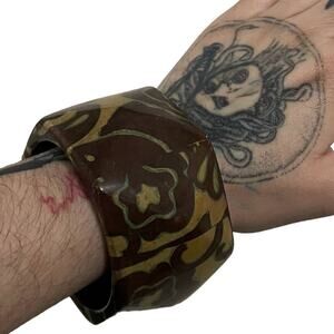 Chunky Resin Bangle Bracelet Brown Tan Faceted Floral Design Boho Retro Jewelry